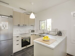 Ovn, høy barnestol og fryser