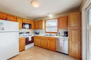 Refrigerador, microondas, horno y parrilla de estufa 