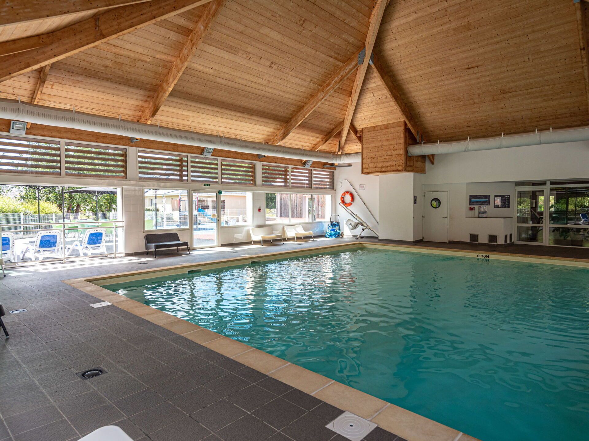 Wasser, Schwimmbad, Gebäude, Haus, Schatten, Freizeit, Fenster, Gartenmöbel, Stuhl, Grundeigentum