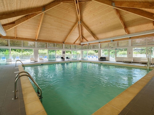 Bel appartement dans une maison de vacances avec piscine, internet, TV, terrasse et animaux admis