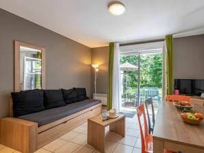 TV - Beautiful apartment in villa for 6 guests with internet, pool, TV, terrace and pets allowed (Marson)