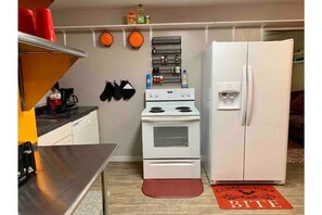 Fridge, microwave, oven, stovetop - EZ 1 mile to Fort Sill! Pumpkin Cottage sleeps 9 +grills/firepit/laundry (Lawton)