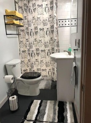 Shower, hair dryer, towels, soap - EZ 1 mile to Fort Sill! Pumpkin Cottage sleeps 9 +grills/firepit/laundry (Lawton)