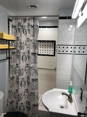 Shower, hair dryer, towels, soap - EZ 1 mile to Fort Sill! Pumpkin Cottage sleeps 9 +grills/firepit/laundry (Lawton)