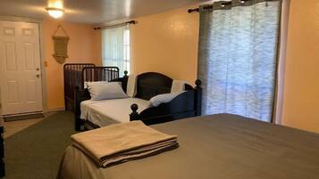 3 habitaciones, tabla de planchar con plancha, cuna de viaje y wifi