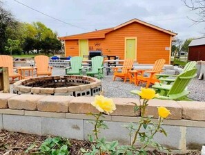 Terrace/patio - EZ 1 mile to Fort Sill! Pumpkin Cottage sleeps 9 +grills/firepit/laundry (Lawton)