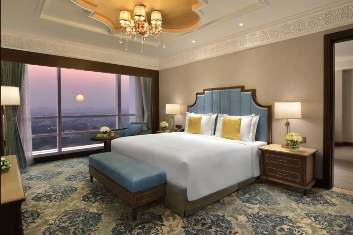 Luxe beddengoed, een minibar, een kluis op de kamer, een bureau
