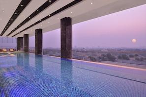 Indoor pool, sun loungers - Taj Skyline Ahmedabad (Ahmedabad)
