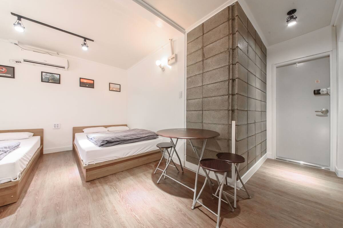 Iron/ironing board, free WiFi, bed sheets