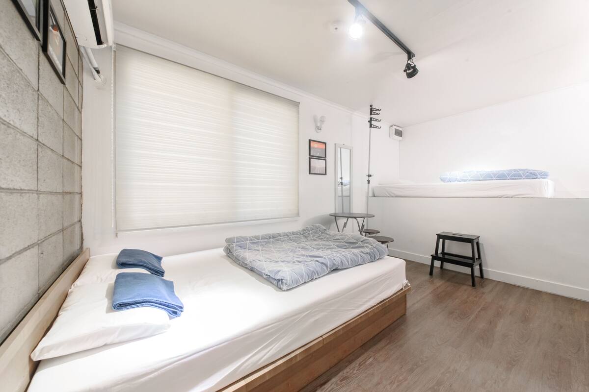 Iron/ironing board, free WiFi, bed sheets