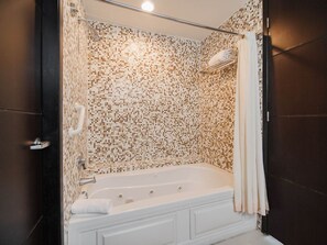 Secadora de cabello, toallas, jabón, papel de baño