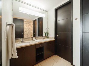 Asciugacapelli, asciugamani, sapone, carta igienica