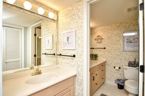 Bathtub, towels
