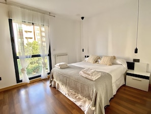 3 bedrooms, iron/ironing board, Internet, bed sheets - - Housingleon-center with option of two garage spaces (León)