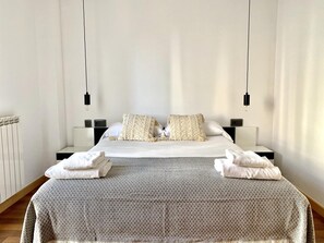 3 bedrooms, iron/ironing board, Internet, bed sheets - - Housingleon-center with option of two garage spaces (León)
