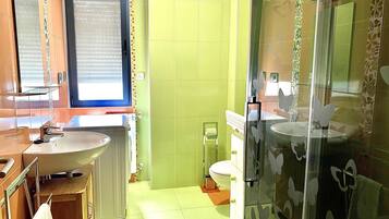 Badekar, hårtørrer, håndklæder