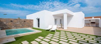 Modern Holiday Home with Private Pool near El Palmar Beach