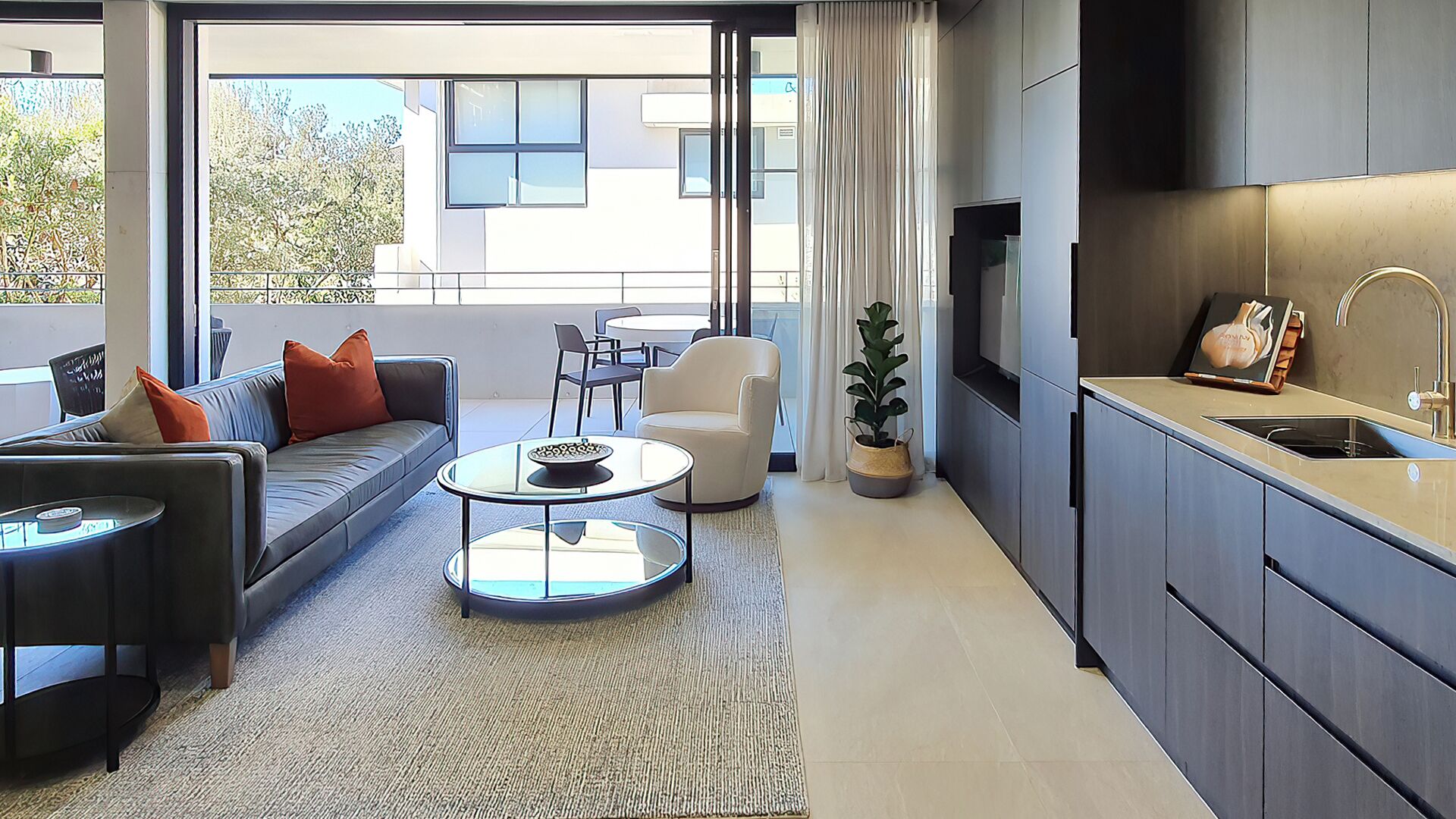 The Arden 5 Coogee. New Spacious Quiet Balcony Apartment, Meters to Beach