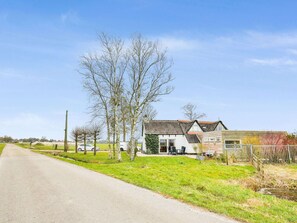 Exterior - Quaint Holiday Home in Gerkesklooster with Hot Tub, Sauna & Fenced Garden (Gerkesklooster)