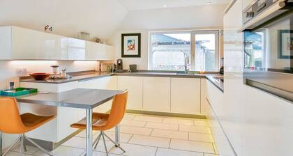 Quaint Holiday Home in Gerkesklooster with Hot Tub, Sauna & Fenced Garden
