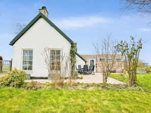 Garden - Quaint Holiday Home in Gerkesklooster with Hot Tub, Sauna & Fenced Garden (Gerkesklooster)