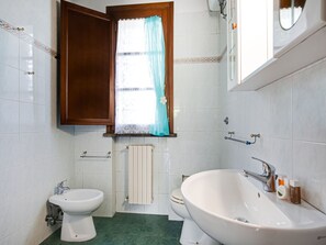 Bathroom - Elegant Apartment in Alberi-montaione With a View (Montaione)