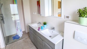 Shower, towels - Modern Apartment With Balcony and Pool View Near the Beach in Funtana (Funtana)