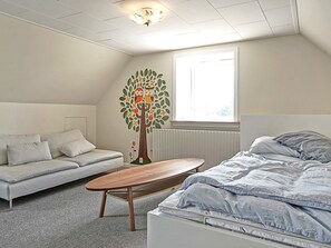 4 bedrooms, cribs/infant beds