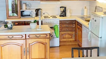 House | Private kitchen | Fridge, microwave, oven, dishwasher