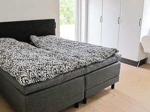 2 bedrooms, cribs/infant beds