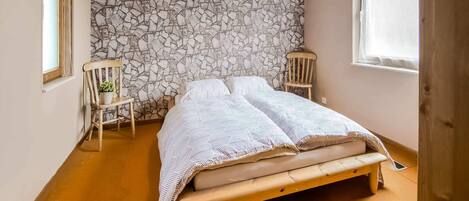 House | 3 bedrooms, individually furnished, bed sheets