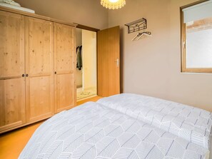 House | 3 bedrooms, individually furnished, bed sheets