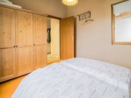 House | 3 bedrooms, individually furnished, bed sheets