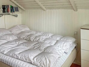 3 bedrooms, cribs/infant beds