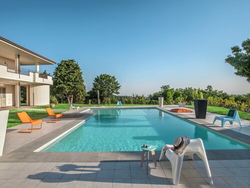 Spacious Villa With Pool
