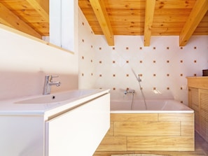Bathtub - New Upgraded Comfort Chalet Directly on the ski Slope, With Sauna (Riddes)