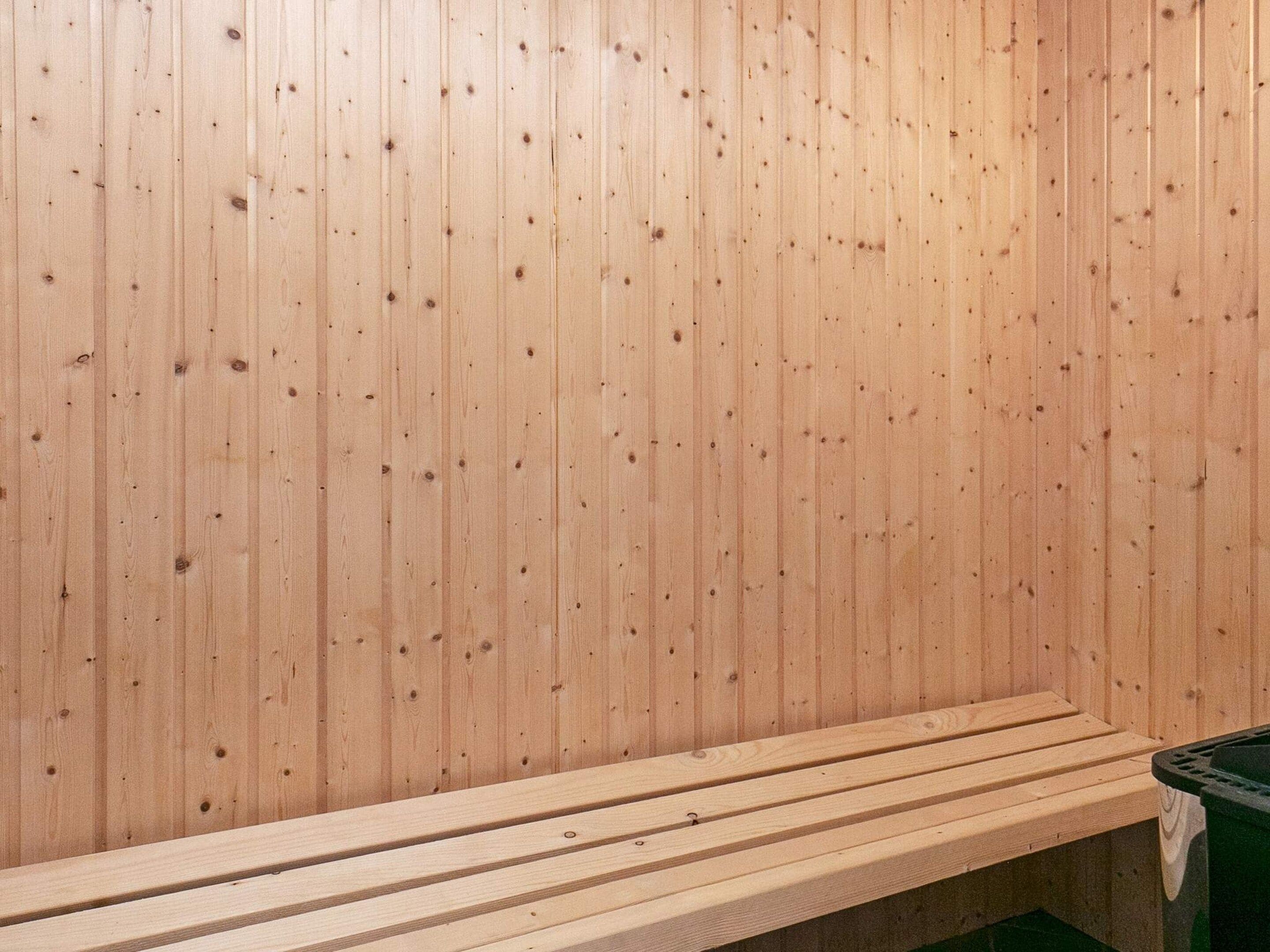 Eine Sauna mit Holzwänden und einer Bank.