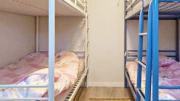 1 bedroom, bed sheets