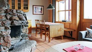 Apartment | Living room | Fireplace