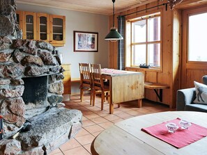 Leilighet | Oppholdsrom | Peis