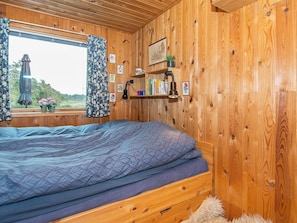 2 bedrooms, cribs/infant beds