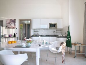 Villa | Eget kök | Vattenkokare och barnstol