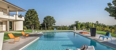 Villa | Alberca | Alberca techada y alberca al aire libre