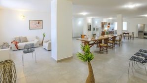 A modern apartment with a living room, dining area, and kitchen. - Grand Villa in Tavullia (Tavullia)