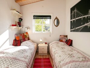3 bedrooms, cribs/infant beds