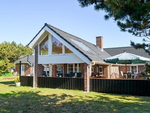 Exterior - 6 Person Holiday Home on a Holiday Park in Blåvand (Blavand)