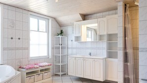 Bathroom - 6 Person Holiday Home on a Holiday Park in Blåvand (Blavand)