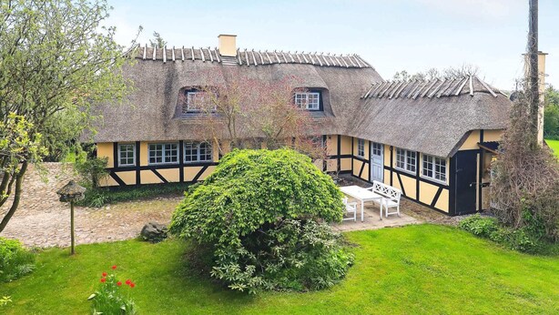 A traditional thatched-roof house with a garden in front. - Idyllic Countryside Retreat-by Traum (Rudkobing)