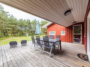 Outdoor dining - 6 Person Holiday Home in Blavand (Blavand)