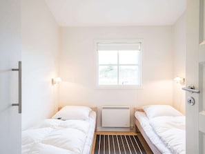 4 bedrooms, individually furnished, bed sheets - 6 Person Holiday Home in Henne (Henne)